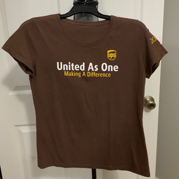 Tops - 💕5/$15 UPS women’s Tee shirt size small